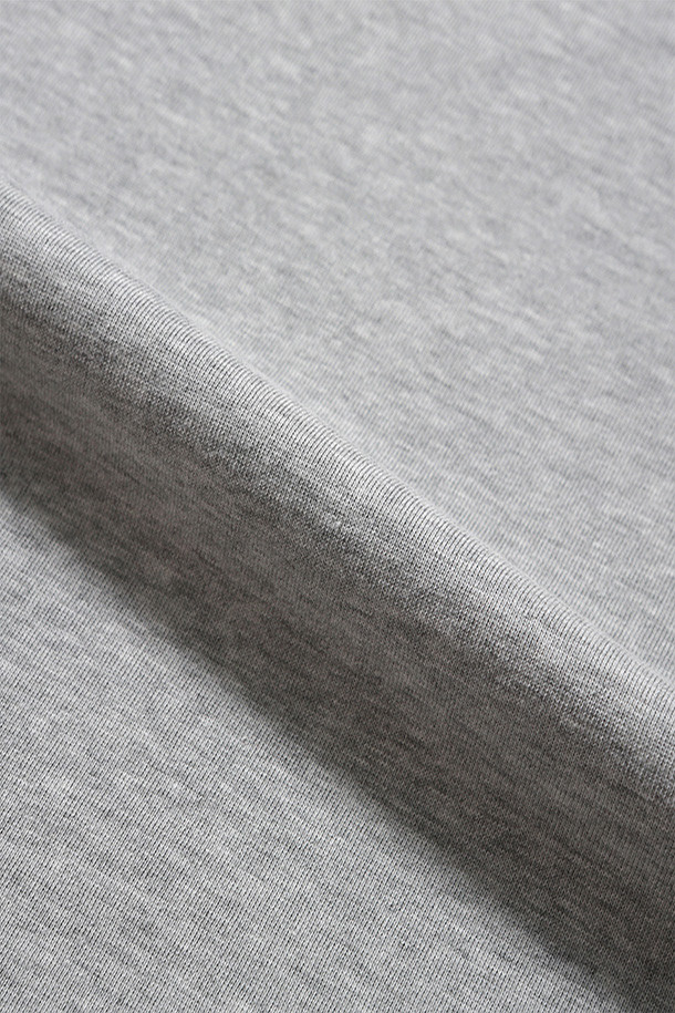 404 GNF(F) L/S 티(TEE) - 헤더 그레이는 남성용 긴팔 티셔츠입니다. 얇은 두께감으로 봄, 가을에 착용하기 좋으며, 캐주얼 및 스트릿 스타일을 연출할 수 있습니다. 오버핏 디자인에 라운드넥으로 편안한 착용감을 선사하며, 부드러운 면 소재를 사용하여 제작되었습니다. "404 GRAPHIC NOT FOUND" 그래픽 프린트와 손목 립 시접 갈라 처리, 골지 립 오프닝 등의 디테일이 돋보이며, 수축 방지 가공으로 실용성을 더했습니다. 동네 마실룩이나 가을 나들이룩에 활용하기 좋은 아이템입니다.
