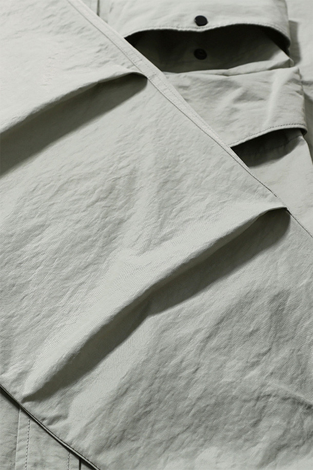 GEAR POCKET 셔츠 - 라이트 토프는 남성용 셔츠로, 봄과 여름에 착용하기 좋습니다. 캐주얼, 미니멀, 시티보이 스타일에 어울리며, 일상, 동네 마실, 여행, 산책 등 다양한 TPO에 활용할 수 있습니다. 라이트 토프 컬러의 오버핏 셔츠로, 레귤러 카라와 긴 소매 기장이 특징입니다. 얇은 두께감의 나일론, 면 혼방 소재에 등판 메쉬 요크, 3개의 입체 포켓, 소매 턱 디테일이 더해져 통기성을 높였습니다. 스냅 여밈 방식의 무지 셔츠로 편안하고 세련된 스타일을 연출해보세요.
