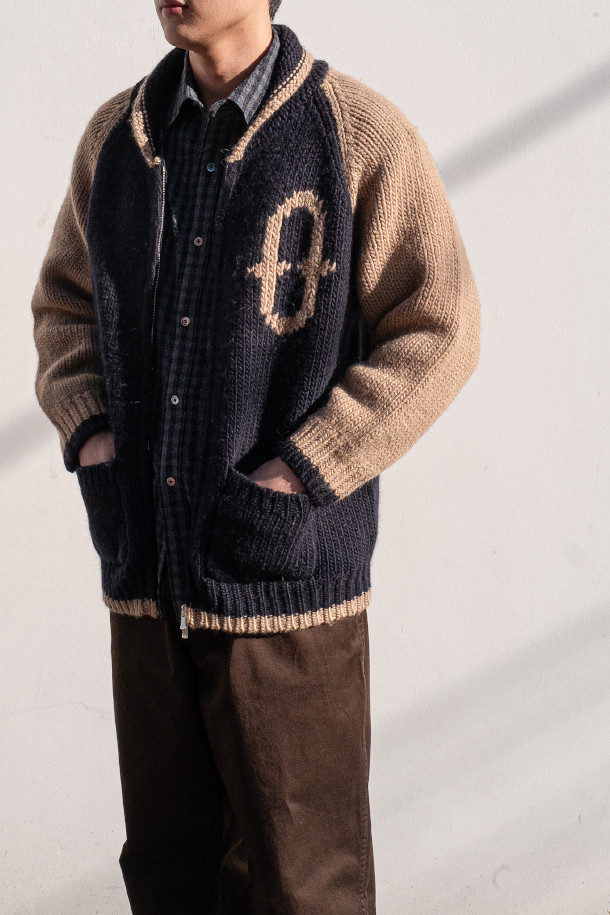 **HEAVY WOOL Cardigan 헤비 울 가디건 - Navy/Camel**

클래식과 빈티지 무드를 아우르는 헤비 울 가디건입니다. 두꺼운 두께감의 울 소재로 제작되어 겨울철에도 뛰어난 보온성을 제공하며, 거친 촉감이 특징입니다. 네이비와 카멜 두 가지 컬러로 출시되었으며, 잦은 착용에도 변형 없이 튼튼하게 유지됩니다. 코위찬 니트에서 영감을 받은 디자인에 빈티지 베이스볼 재킷의 모티브를 더했으며, YKK Excella 지퍼를 사용하여 고급스러움을 더했습니다. 출근룩, 캐주얼룩, 미니멀룩 등 다양한 스타일에 활용하기 좋습니다.
