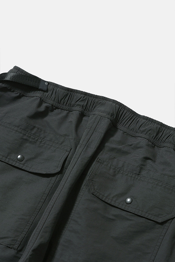 오버 서플라이 팬츠 - 차콜입니다. 면과 나일론 혼방 소재로 제작되어 봄, 가을에 착용하기 좋은 남성용 밀리터리 팬츠입니다. 루즈핏으로 편안한 착용감을 제공하며, 허리 벨트와 밑단 스트링으로 핏 조절이 용이합니다. 사이드 지퍼 포켓, 패치 포켓, 스냅 여밈 포켓 등 다양한 수납 공간을 갖췄으며, 무릎 턱 디테일과 자석 버클이 디자인의 포인트를 더합니다. 일상, 여행, 가을 나들이 등 다양한 TPO에 맞춰 캐주얼, 미니멀, 워크웨어 스타일을 연출해보세요.
