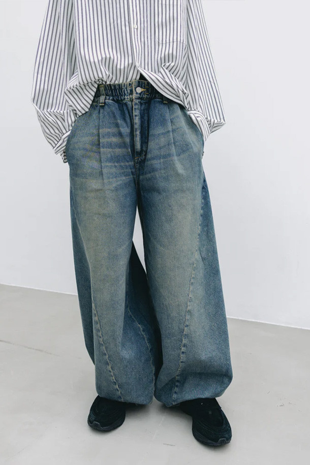 (CLESSTE) 빈티지 데님 셀비지 매시브 트위스트 팬츠 - 빈티지 인디고는 남성용 데님 팬츠입니다. 빈티지 인디고 컬러의 무지 디자인으로, 봄, 가을에 어울리는 두꺼운 두께감의 와이드 핏 긴바지입니다. 셀비지 디테일과 빈티지 워싱으로 빈티지 및 캐주얼 스타일을 연출하며, 루즈핏으로 편안한 착용감을 선사합니다. 데이트룩과 캠핑룩, 캐주얼 및 미니멀 스타일 연출에 적합합니다.
