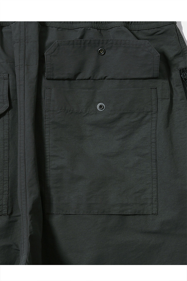 오버 서플라이 팬츠 - 차콜입니다. 면과 나일론 혼방 소재로 제작되어 봄, 가을에 착용하기 좋은 남성용 밀리터리 팬츠입니다. 루즈핏으로 편안한 착용감을 제공하며, 허리 벨트와 밑단 스트링으로 핏 조절이 용이합니다. 사이드 지퍼 포켓, 패치 포켓, 스냅 여밈 포켓 등 다양한 수납 공간을 갖췄으며, 무릎 턱 디테일과 자석 버클이 디자인의 포인트를 더합니다. 일상, 여행, 가을 나들이 등 다양한 TPO에 맞춰 캐주얼, 미니멀, 워크웨어 스타일을 연출해보세요.
