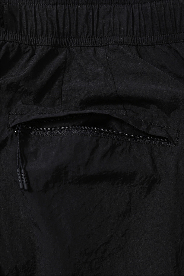 유틸리티 하이킹 라인드 팬츠 - 블랙은 남성용 긴바지로, 가을과 겨울에 적합한 두꺼운 두께감의 팬츠입니다. 나일론과 면 혼방 소재에 기모 안감으로 보온성을 높였으며, 루즈핏으로 편안한 착용감을 제공합니다. 허리 벨트 조절, 지퍼 포켓, 거셋 디테일, 밑단 스트링, 내장형 이밴드 등 하이킹과 아웃도어 활동에 유용한 기능들을 갖추었습니다. 스포티, 캐주얼 스타일 연출이 가능하며 등산, 캠핑, 겨울철 데일리룩에 활용하기 좋습니다.
