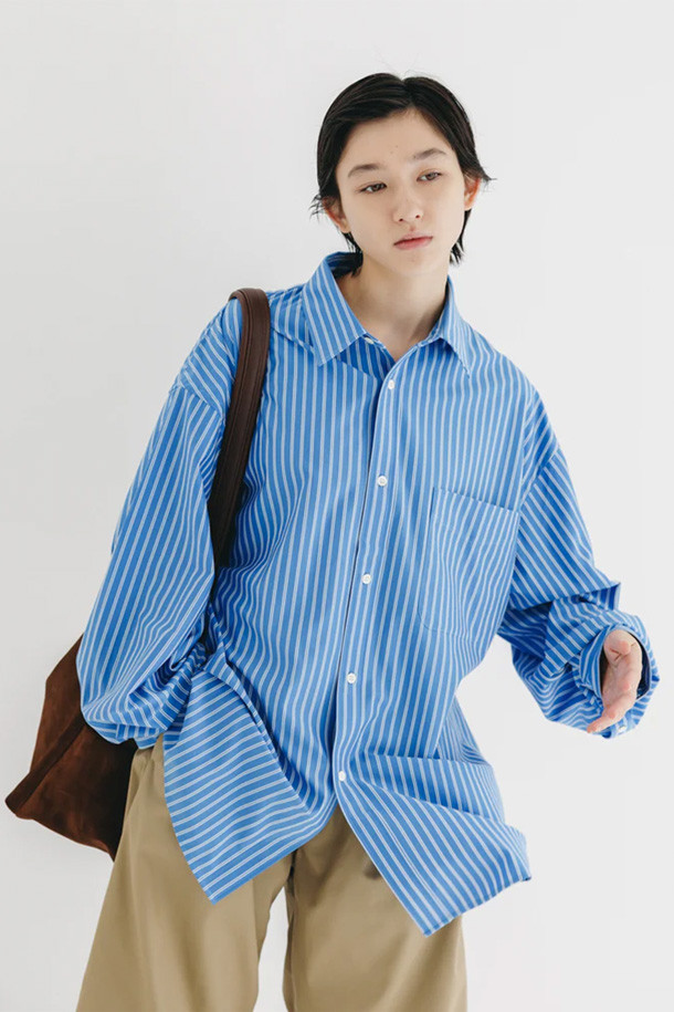 (CLESSTE) 46G 니트 에브리데이 L/S 셔츠 - 삭스 블루 스트라이프는 부드러운 니트 소재로 제작된 여성용 셔츠입니다. 얇은 두께감과 루즈핏으로 편안한 착용감을 선사하며, 봄, 가을에 적합합니다. 셔츠 칼라와 버튼다운 디자인이 특징이며, 데일리룩, 출근룩, 비즈니스 캐주얼 등 다양한 TPO에 활용할 수 있습니다. 베이직, 캐주얼, 클래식, 미니멀 스타일을 즐겨 입는 분들께 추천합니다. 삭스 블루 스트라이프 패턴이 산뜻한 포인트를 더합니다.
