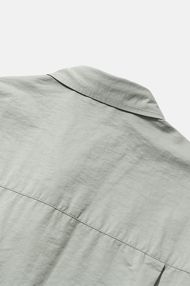 GEAR POCKET 셔츠 - 라이트 토프는 남성용 셔츠로, 봄과 여름에 착용하기 좋습니다. 캐주얼, 미니멀, 시티보이 스타일에 어울리며, 일상, 동네 마실, 여행, 산책 등 다양한 TPO에 활용할 수 있습니다. 라이트 토프 컬러의 오버핏 셔츠로, 레귤러 카라와 긴 소매 기장이 특징입니다. 얇은 두께감의 나일론, 면 혼방 소재에 등판 메쉬 요크, 3개의 입체 포켓, 소매 턱 디테일이 더해져 통기성을 높였습니다. 스냅 여밈 방식의 무지 셔츠로 편안하고 세련된 스타일을 연출해보세요.
