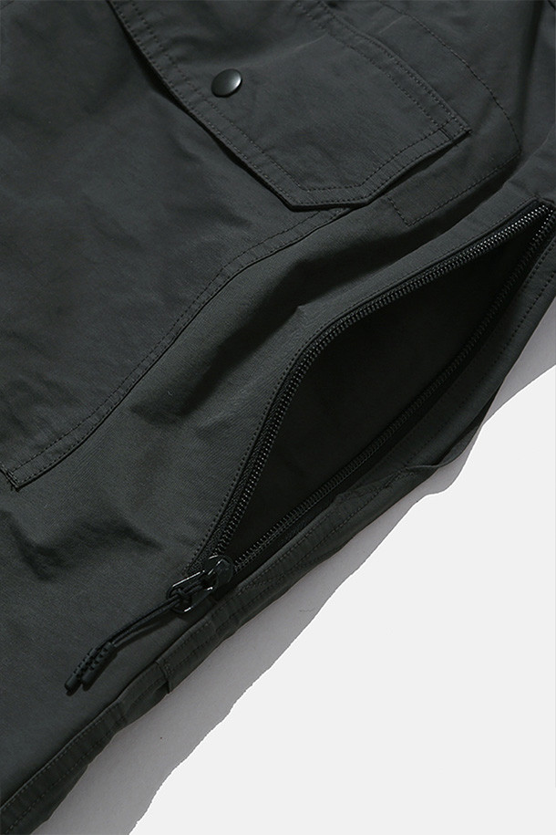 오버 서플라이 팬츠 - 차콜입니다. 면과 나일론 혼방 소재로 제작되어 봄, 가을에 착용하기 좋은 남성용 밀리터리 팬츠입니다. 루즈핏으로 편안한 착용감을 제공하며, 허리 벨트와 밑단 스트링으로 핏 조절이 용이합니다. 사이드 지퍼 포켓, 패치 포켓, 스냅 여밈 포켓 등 다양한 수납 공간을 갖췄으며, 무릎 턱 디테일과 자석 버클이 디자인의 포인트를 더합니다. 일상, 여행, 가을 나들이 등 다양한 TPO에 맞춰 캐주얼, 미니멀, 워크웨어 스타일을 연출해보세요.
