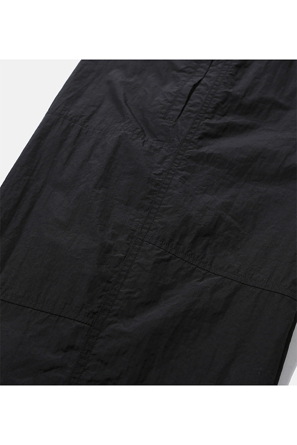 유틸리티 하이킹 라인드 팬츠 - 블랙은 남성용 긴바지로, 가을과 겨울에 적합한 두꺼운 두께감의 팬츠입니다. 나일론과 면 혼방 소재에 기모 안감으로 보온성을 높였으며, 루즈핏으로 편안한 착용감을 제공합니다. 허리 벨트 조절, 지퍼 포켓, 거셋 디테일, 밑단 스트링, 내장형 이밴드 등 하이킹과 아웃도어 활동에 유용한 기능들을 갖추었습니다. 스포티, 캐주얼 스타일 연출이 가능하며 등산, 캠핑, 겨울철 데일리룩에 활용하기 좋습니다.
