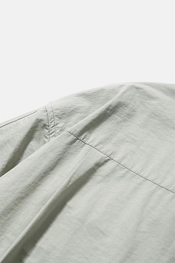 GEAR POCKET 셔츠 - 라이트 토프는 남성용 셔츠로, 봄과 여름에 착용하기 좋습니다. 캐주얼, 미니멀, 시티보이 스타일에 어울리며, 일상, 동네 마실, 여행, 산책 등 다양한 TPO에 활용할 수 있습니다. 라이트 토프 컬러의 오버핏 셔츠로, 레귤러 카라와 긴 소매 기장이 특징입니다. 얇은 두께감의 나일론, 면 혼방 소재에 등판 메쉬 요크, 3개의 입체 포켓, 소매 턱 디테일이 더해져 통기성을 높였습니다. 스냅 여밈 방식의 무지 셔츠로 편안하고 세련된 스타일을 연출해보세요.
