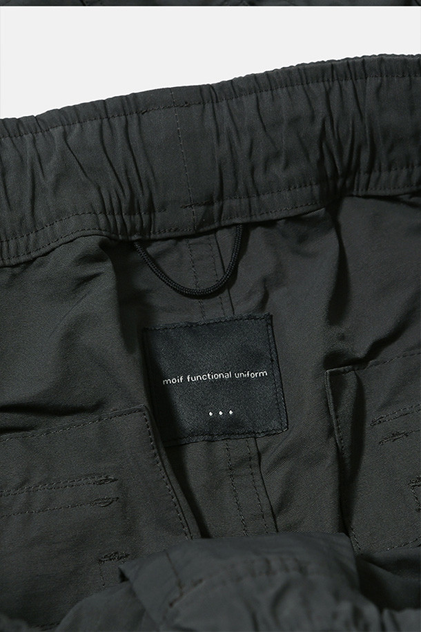 오버 서플라이 팬츠 - 차콜입니다. 면과 나일론 혼방 소재로 제작되어 봄, 가을에 착용하기 좋은 남성용 밀리터리 팬츠입니다. 루즈핏으로 편안한 착용감을 제공하며, 허리 벨트와 밑단 스트링으로 핏 조절이 용이합니다. 사이드 지퍼 포켓, 패치 포켓, 스냅 여밈 포켓 등 다양한 수납 공간을 갖췄으며, 무릎 턱 디테일과 자석 버클이 디자인의 포인트를 더합니다. 일상, 여행, 가을 나들이 등 다양한 TPO에 맞춰 캐주얼, 미니멀, 워크웨어 스타일을 연출해보세요.
