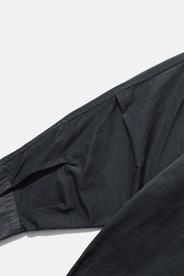 GEAR POCKET SHIRT - 아이언 그레이는 남성용 셔츠로, 봄, 여름, 가을에 착용하기 좋습니다. 아이언 그레이 컬러의 무지 디자인에 레귤러 칼라가 적용되었으며, 얇은 두께감과 메쉬 안감으로 통기성을 높였습니다. 오버핏의 와이드 실루엣과 소매 턱 디테일이 밀리터리, 캐주얼 스타일을 연출하며, 입체 포켓 3개가 실용성을 더합니다. 일상, 동네 마실, 여행, 산책 등 다양한 TPO에 캐주얼, 미니멀, 워크웨어 스타일로 활용하기 좋습니다.
