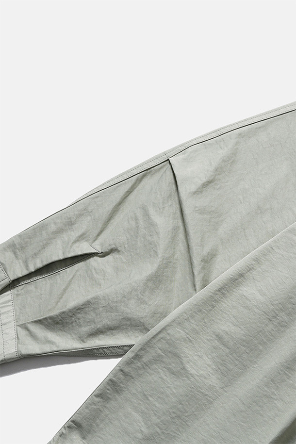 GEAR POCKET 셔츠 - 라이트 토프는 남성용 셔츠로, 봄과 여름에 착용하기 좋습니다. 캐주얼, 미니멀, 시티보이 스타일에 어울리며, 일상, 동네 마실, 여행, 산책 등 다양한 TPO에 활용할 수 있습니다. 라이트 토프 컬러의 오버핏 셔츠로, 레귤러 카라와 긴 소매 기장이 특징입니다. 얇은 두께감의 나일론, 면 혼방 소재에 등판 메쉬 요크, 3개의 입체 포켓, 소매 턱 디테일이 더해져 통기성을 높였습니다. 스냅 여밈 방식의 무지 셔츠로 편안하고 세련된 스타일을 연출해보세요.
