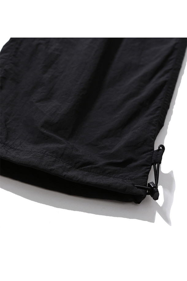 유틸리티 하이킹 라인드 팬츠 - 블랙은 남성용 긴바지로, 가을과 겨울에 적합한 두꺼운 두께감의 팬츠입니다. 나일론과 면 혼방 소재에 기모 안감으로 보온성을 높였으며, 루즈핏으로 편안한 착용감을 제공합니다. 허리 벨트 조절, 지퍼 포켓, 거셋 디테일, 밑단 스트링, 내장형 이밴드 등 하이킹과 아웃도어 활동에 유용한 기능들을 갖추었습니다. 스포티, 캐주얼 스타일 연출이 가능하며 등산, 캠핑, 겨울철 데일리룩에 활용하기 좋습니다.
