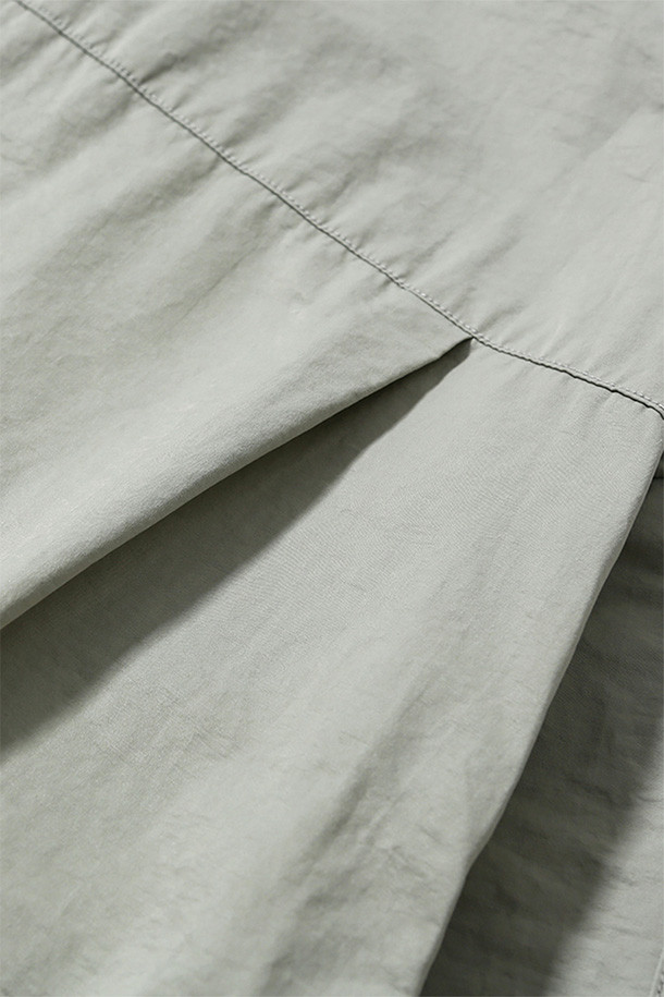 GEAR POCKET 셔츠 - 라이트 토프는 남성용 셔츠로, 봄과 여름에 착용하기 좋습니다. 캐주얼, 미니멀, 시티보이 스타일에 어울리며, 일상, 동네 마실, 여행, 산책 등 다양한 TPO에 활용할 수 있습니다. 라이트 토프 컬러의 오버핏 셔츠로, 레귤러 카라와 긴 소매 기장이 특징입니다. 얇은 두께감의 나일론, 면 혼방 소재에 등판 메쉬 요크, 3개의 입체 포켓, 소매 턱 디테일이 더해져 통기성을 높였습니다. 스냅 여밈 방식의 무지 셔츠로 편안하고 세련된 스타일을 연출해보세요.
