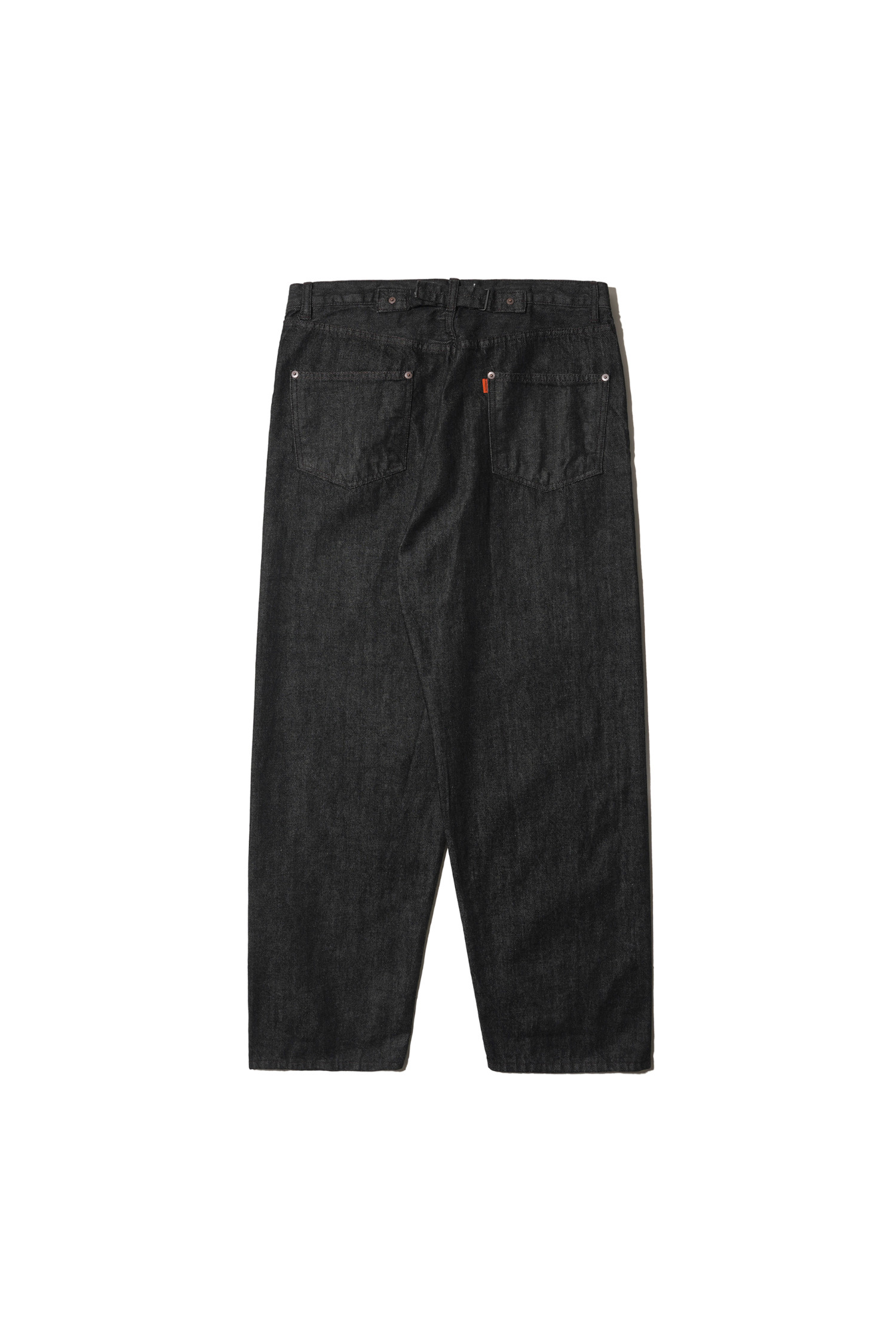 유기농 코튼 와이드 테이퍼드 데님 팬츠 원 워시 (블랙)는 클래식한 무드의 남성 데님 팬츠입니다. 오카야마산 데님 원단으로 제작되었으며, 셀비지 디테일과 원워시 가공을 통해 빈티지한 멋을 더했습니다. 와이드 핏과 테이퍼드 디자인으로 편안하면서도 세련된 실루엣을 연출합니다. 뻣뻣한 촉감의 두꺼운 데님으로 제작되어 4계절 내내 착용 가능하며, WALDES 버클과 가죽 라벨, 클래식 5P 디자인이 특징입니다. 데이트룩, 미니멀, 워크웨어 스타일을 즐기는 분들께 추천합니다.
