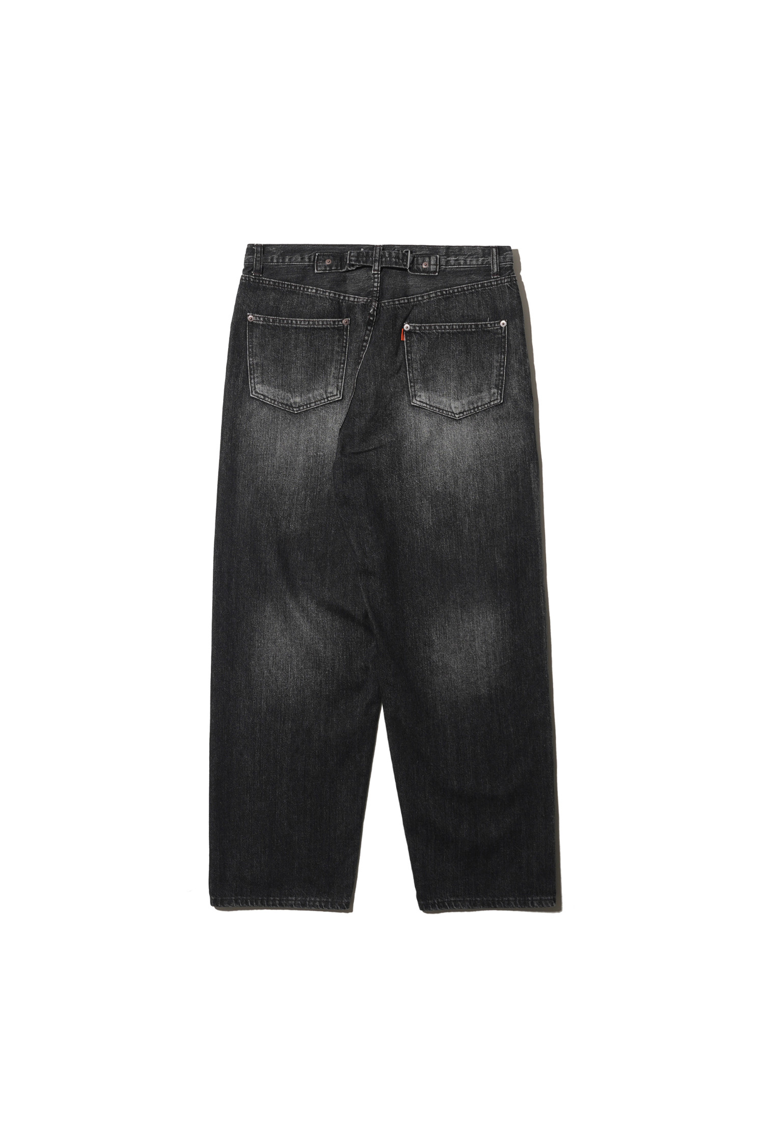 오가닉 코튼 와이드 테이퍼드 데님 팬츠 워시드 블랙은 빈티지하고 클래식한 무드를 자아내는 남성용 데님 팬츠입니다. 1947년 XX 모델을 오마주하여 제작되었으며, 1차 워싱 가공을 거쳐 자연스러운 색감과 부드러운 착용감을 제공합니다. 셀비지 데님, 오가닉 코튼 소재를 사용하여 내구성이 뛰어나며, 5포켓 디자인과 WALDES 버클, 가죽 라벨 디테일로 완성도를 높였습니다. 데이트룩, 쇼핑룩 등 다양한 TPO에 활용 가능하며, 클래식, 미니멀, 워크웨어 스타일을 즐겨 입는 분들께 추천합니다. 와이드 핏과 테이퍼드 핏으로 편안하면서도 세련된 핏을 연출합니다.
