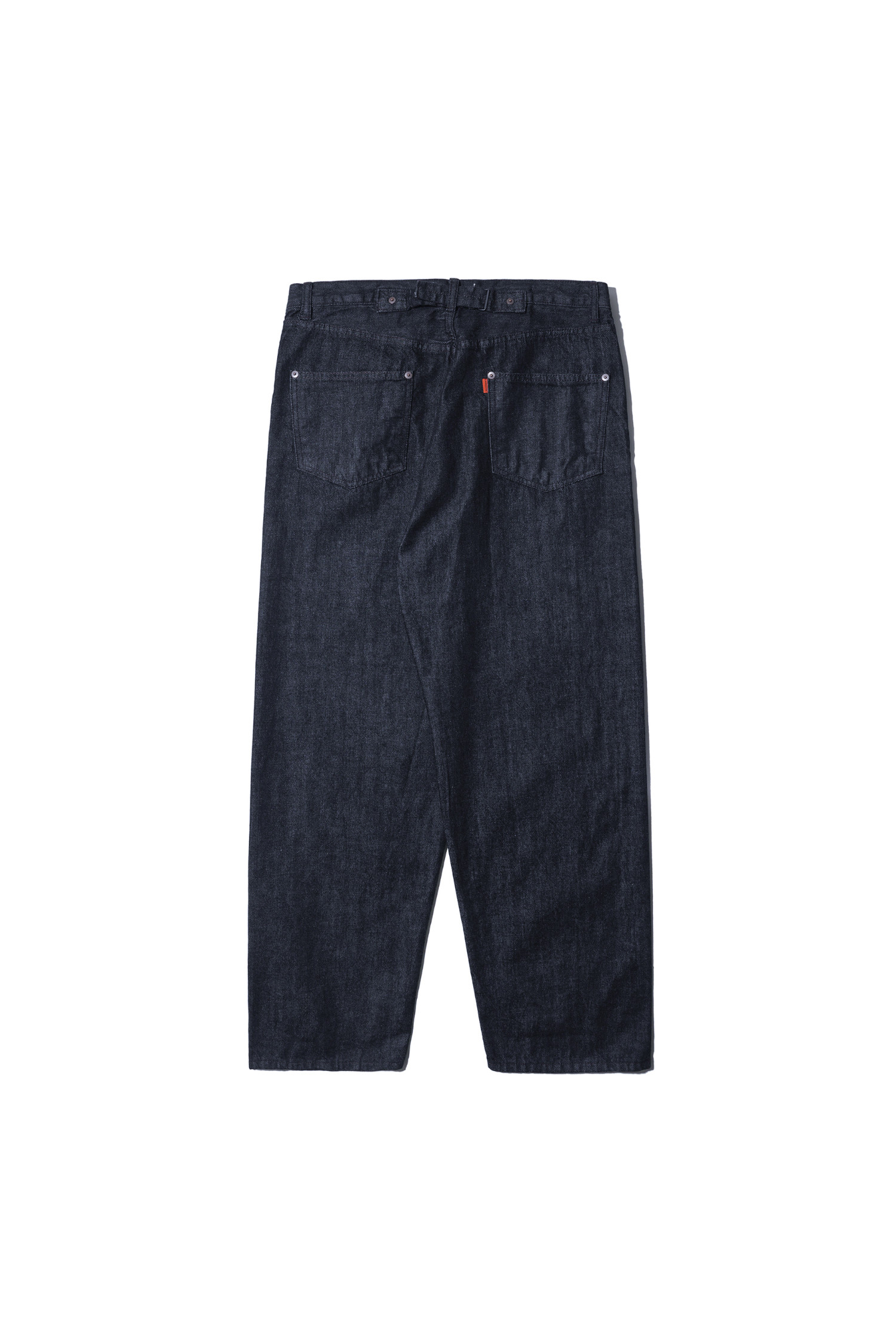 유기농 코튼 와이드 테이퍼드 데님 팬츠 (원워시, 인디고)는 클래식과 빈티지 스타일을 아우르는 남성용 데님 팬츠입니다. 뻣뻣한 질감의 두꺼운 데님 소재로 제작되어 사계절 내내 착용 가능하며, 와이드 핏과 테이퍼드 디자인으로 편안함과 트렌디함을 동시에 선사합니다. 셀비지 데님, 원워시 가공, 오가닉 코튼, WALDES's 버클, 5포켓 디자인, 가죽 라벨 등 섬세한 디테일이 돋보입니다. 데이트룩, 카페룩, 미니멀, 워크웨어 스타일을 즐기는 분들께 추천합니다.
