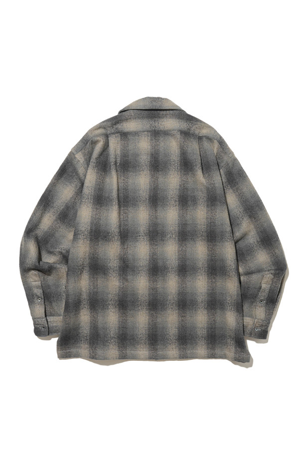 빈티지 텍스처 오픈 칼라 셔츠 - 그레이는 가을, 겨울 시즌에 어울리는 클래식하고 빈티지한 무드의 셔츠입니다. 부드러운 촉감의 울과 면 혼방 소재로 제작되었으며, 선염 체크 패턴이 돋보입니다. 오픈 칼라 디자인과 긴 소매, 자개 단추, 옆 트임 디테일이 특징이며, 축융 트윌 원단을 사용하여 고급스러움을 더했습니다. 데이트룩, 가을 나들이룩, 겨울 데일리룩 등 다양한 TPO에 맞춰 클래식, 미니멀, 캐주얼 스타일로 연출하기 좋습니다.
