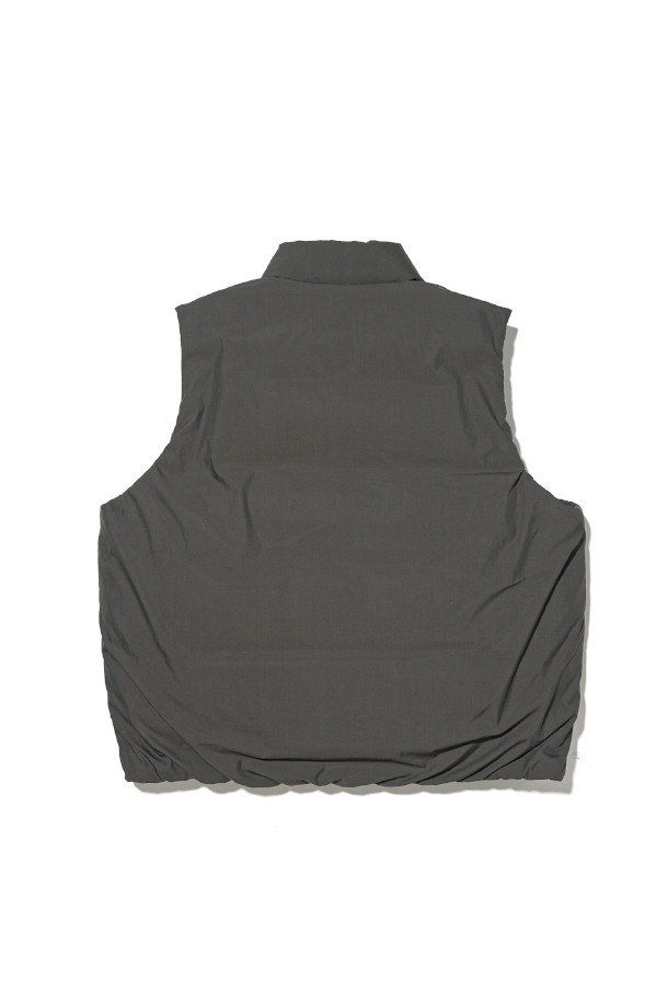 GOOSE DOWN MIL 베스트 - 차콜은 겨울철 캐주얼룩을 완성하는 데일리 아이템입니다. 밀리터리 무드를 담은 베이직한 디자인에, 무지 패턴과 차콜 컬러로 어떤 옷에도 쉽게 매치할 수 있습니다. 구스다운 충전재를 사용하여 보온성을 높였으며, 밑단 스트링 조절과 암홀 밴딩 디테일로 활동성을 더했습니다. 겉감은 면, 폴리에스테르, 나일론 혼방으로 부드러운 촉감을 자랑하며 생활 발수 기능까지 갖춰 실용적입니다. 산책이나 여행 시, 스타일리시하고 따뜻하게 착용할 수 있는 레귤러핏 베스트입니다.

