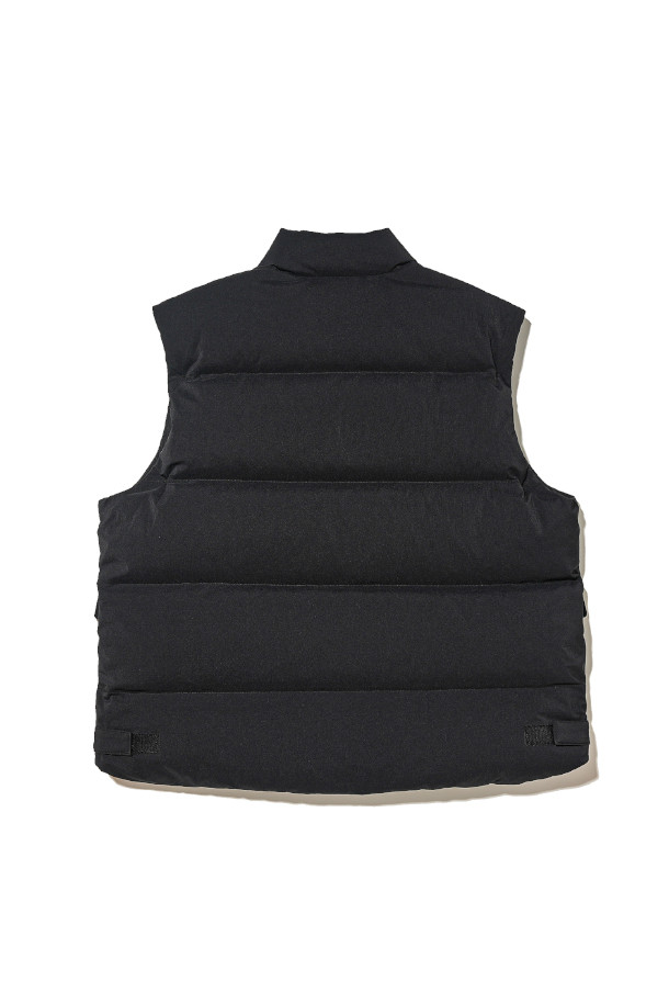 DUCK DOWN MARK 베스트 - 블랙은 겨울철 일상룩, 여행룩, 산책룩에 모두 잘 어울리는 아우터입니다. 영국군 바디 아머를 모티브로 한 밀리터리 스타일의 레귤러핏 베스트로, 유러피안 덕다운 충전재를 사용하여 뛰어난 보온성을 자랑합니다. 

두꺼운 두께감과 부드러운 촉감, 그리고 발수 기능까지 갖춰 한겨울에도 쾌적하게 착용할 수 있습니다. 블랙 컬러의 무지 디자인으로 클래식, 미니멀, 캐주얼 등 다양한 스타일링에 활용하기 좋으며, 레이어링이 용이하여 실용성을 더합니다. 
