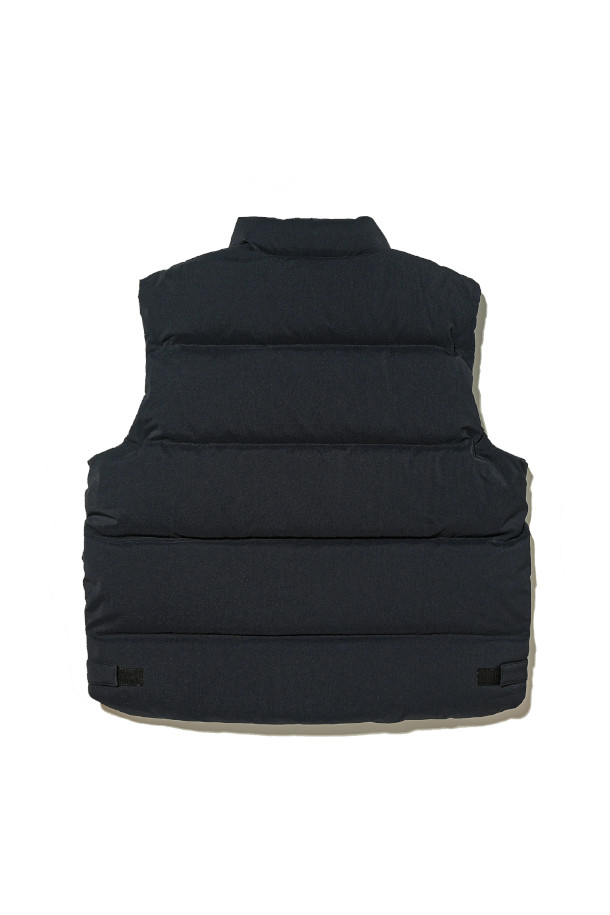 **DUCK DOWN MARK 베스트 - 네이비**는 추운 날씨에도 따뜻함을 선사하는 데일리 아우터입니다. 유러피안 덕다운 충전재를 사용하여 보온성을 극대화했으며, 영국군 바디 아머 디자인을 모티브로 한 밀리터리 스타일의 베스트입니다. 톤 다운된 네이비 컬러와 무지 패턴으로 어떤 룩에도 자연스럽게 녹아듭니다. 간절기와 겨울철 레이어링하여 클래식, 미니멀, 워크웨어 등 다양한 스타일을 연출해 보세요. 생활 방수 기능과 스냅 여밈 방식으로 실용성을 더했습니다.
