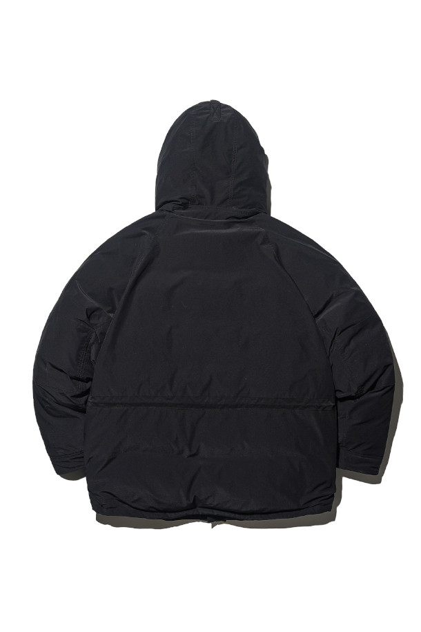 블랙 컬러의 구스다운 스목 파카입니다. 릴랙스 핏으로 제작되었으며, 일상, 가벼운 액티브웨어, 그리고 여행 시에도 활용 가능합니다. 고밀도 폴리에스테르와 나일론 혼방 소재에 발수 가공을 더해, 겨울철 추위와 눈, 비로부터 신체를 보호합니다. 90:10 비율의 구스다운 충전재를 사용하여 보온성을 극대화했으며, 영국 해군 유니폼에서 영감을 얻은 디자인에 실용적인 포켓 디테일을 더했습니다. 클래식하면서도 모던한 무드를 연출하며, 풀오버 스타일의 두꺼운 긴소매 파카입니다.
