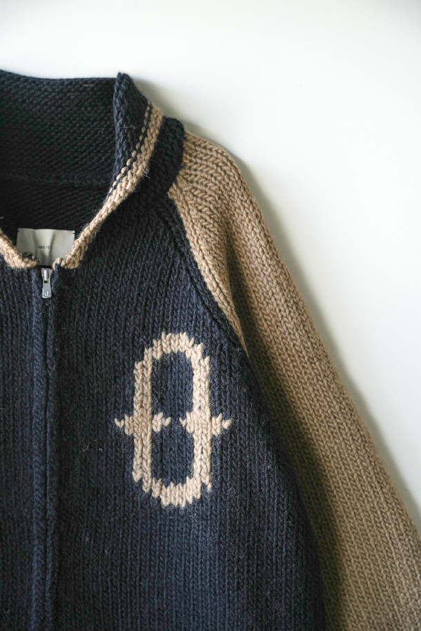 **HEAVY WOOL Cardigan 헤비 울 가디건 - Navy/Camel**

클래식과 빈티지 무드를 아우르는 헤비 울 가디건입니다. 두꺼운 두께감의 울 소재로 제작되어 겨울철에도 뛰어난 보온성을 제공하며, 거친 촉감이 특징입니다. 네이비와 카멜 두 가지 컬러로 출시되었으며, 잦은 착용에도 변형 없이 튼튼하게 유지됩니다. 코위찬 니트에서 영감을 받은 디자인에 빈티지 베이스볼 재킷의 모티브를 더했으며, YKK Excella 지퍼를 사용하여 고급스러움을 더했습니다. 출근룩, 캐주얼룩, 미니멀룩 등 다양한 스타일에 활용하기 좋습니다.
