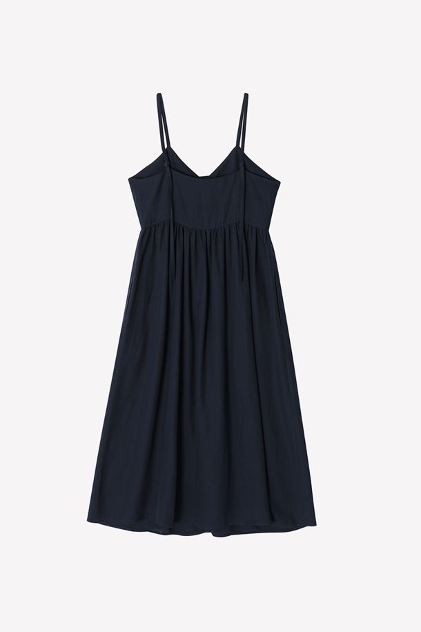 (Saint James) 쏘 레이 - 네이비 슬리브리스 원피스는 여름철 데일리 및 캐주얼 룩을 위한 여성 의류입니다. 네이비 컬러의 A라인 핏으로, 베이직하면서도 클래식한 스타일을 연출합니다. 플리츠 디테일과 스퀘어넥 디자인이 특징이며, 레이온과 린넨 혼방 소재로 시원한 착용감을 선사합니다. 앞면 플리츠 디테일과 세인트 제임스 로고 자개 단추가 고급스러움을 더하며, 뒷면 길이 조절 끈으로 핏을 조절할 수 있습니다. 단독 또는 레이어드하여 데이트, 카페, 여행 등 다양한 TPO에 맞춰 스타일링할 수 있습니다.
