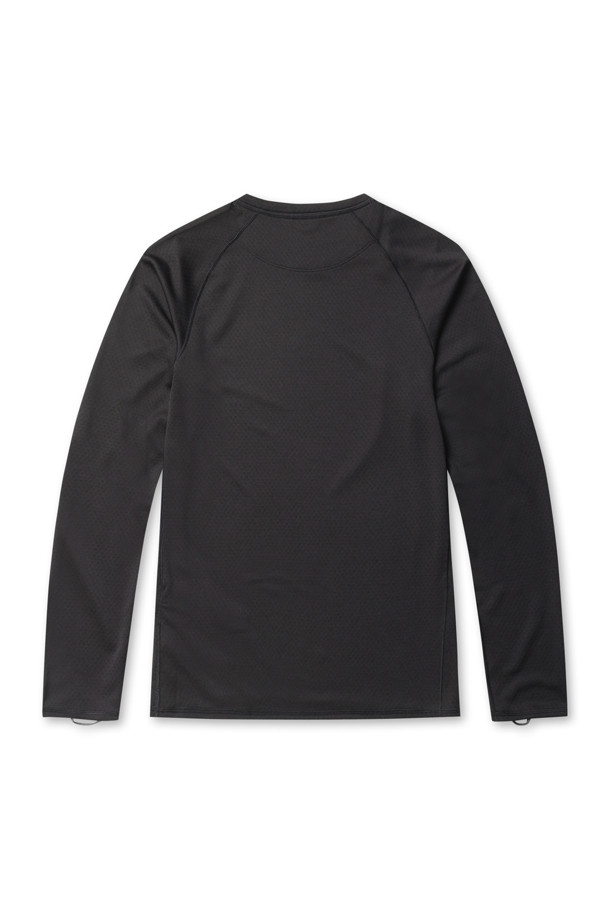 M'S CAPILENE MIDWEIGHT CREW (블랙)는 남성용 상의로, 가을과 겨울에 활용하기 좋은 크루넥 티셔츠입니다. 미디엄 두께의 레귤러핏으로 제작되었으며, 흡습 및 보온 기능을 갖춰 레이어링에 용이합니다. 다이아몬드 그리드 패턴의 무지 디자인과 블랙 컬러는 미니멀하고 베이직한 스타일을 연출합니다. 긴소매와 라운드넥, 엄지 손가락 고리끈, 래글런 소매 디테일이 특징이며, 출근룩 및 비즈니스 캐주얼에 적합합니다. 부드러운 촉감의 폴리에스테르 소재로 제작되어 편안한 착용감을 제공합니다.
