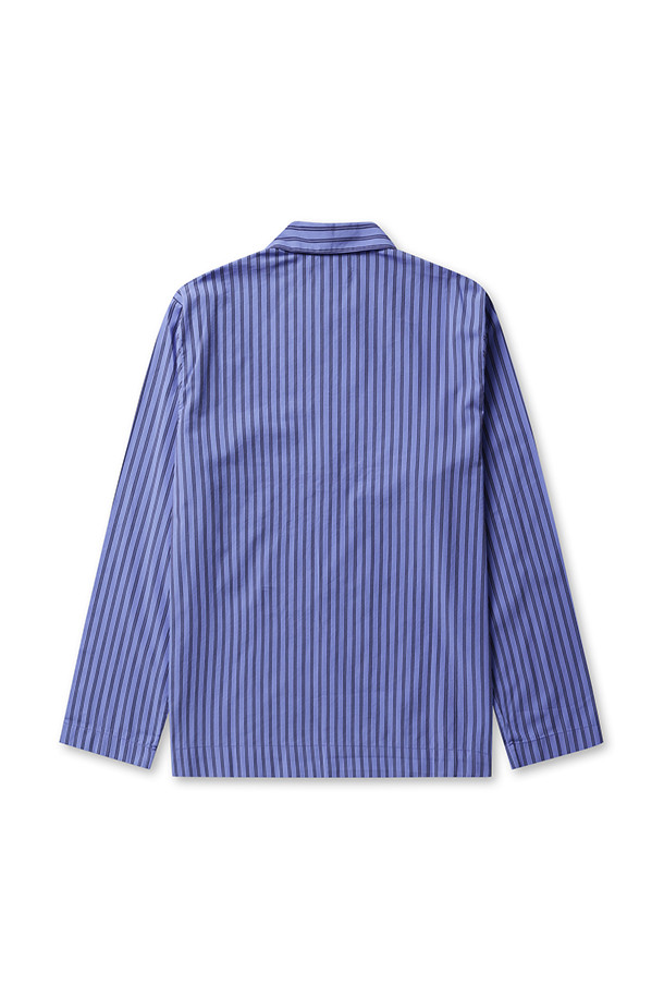 Poplin Long Sleeve Shirts - 보로 스트라이프 (남녀공용)는 부드러운 면 소재로 제작되어 편안한 착용감을 선사합니다. 오버사이즈 핏과 둥근 칼라 디자인, 스트라이프 패턴이 돋보이며, 가슴 포켓 디테일로 실용성을 더했습니다. 클래식, 미니멀, 캐주얼 스타일을 모두 소화하며 집콕룩으로 활용하기 좋습니다. 프렌치 솔기와 스톤워시 가공으로 고급스러운 마감 처리를 자랑하는 파자마 셔츠입니다.
