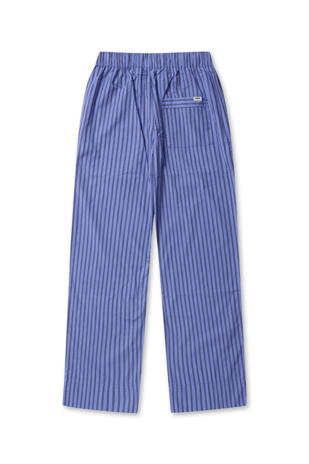 Poplin pants - 보로 스트라이프 (Boro Stripes)

부드러운 촉감의 면 소재로 제작된 오버핏 Poplin pants (팝린 팬츠)입니다. 조임끈 허리 밴딩으로 편안한 착용감을 선사하며, 버튼 플라이 디테일이 돋보입니다. 톤온톤의 스트라이프 패턴이 은은한 멋을 더하고, 프렌치 솔기 및 스톤워시 처리로 완성도를 높였습니다. 안쪽 솔기 측면 포켓으로 실용성을 더하여 데이트룩, 카페룩 등 다양한 TPO에 활용 가능하며, 캐주얼, 미니멀, 클래식 스타일을 즐겨 입는 분들께 추천합니다. 긴 기장감의 스트레이트 핏으로 깔끔한 실루엣을 연출합니다.
