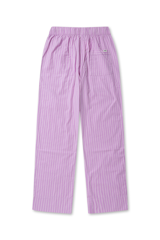 팝린 팬츠 - 퍼플 핑크 스트라이프는 부드러운 면 소재로 제작되어 봄, 여름에 시원하게 착용하기 좋은 남녀공용 팝린 팬츠입니다. 오버핏과 스트레이트 핏으로 편안한 착용감을 선사하며, 조임끈 허리 밴딩으로 허리 사이즈 조절이 용이합니다. 퍼플과 핑크 컬러의 스트라이프 패턴이 캐주얼한 무드를 더하며, 일상복 또는 봄 소풍룩으로 활용하기 좋습니다. 안쪽 솔기 측면 포켓과 버튼 플라이, 프렌치 솔기, 스톤워시 처리 등 섬세한 디테일이 돋보입니다. 얇은 두께감으로 시원하며 부드러운 촉감이 특징입니다.
