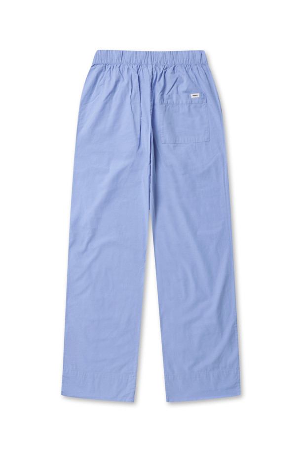 팝린 팬츠 - 코넬플라워 블루는 부드러운 면 소재로 제작되어 편안한 착용감을 제공하는 반바지입니다. 오버핏과 스트레이트 핏으로 캐주얼하고 미니멀한 스타일을 연출하며, 봄, 여름 시즌에 적합합니다. 코넬플라워 블루 컬러의 무지 디자인으로 다양한 상의와 쉽게 매치할 수 있습니다. 조임끈 허리 밴딩과 버튼 플라이 디테일, 안쪽 솔기 측면 포켓, 프렌치 솔기, 스톤워시 처리로 완성도를 높였습니다. 동네 마실룩, 여행룩, 데일리룩에 활용하기 좋은 아이템입니다.
