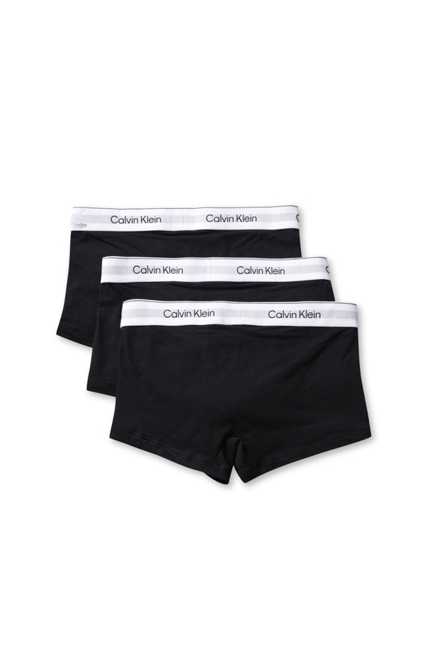 3 팩 로우 라이즈 트렁크 - 블랙-화이트는 남성용 속옷입니다. 면 소재로 제작되어 사계절 내내 편안하게 착용할 수 있으며, 신축성이 뛰어납니다. 무지 디자인에 로우 라이즈 웨이스트로 디자인되어 캐주얼하고 미니멀한 스타일을 연출합니다. 캘빈클라인 시그니처 엘라스틱 허리밴드로 포인트를 주었으며, 집콕룩이나 여행룩으로도 활용 가능합니다. 블랙과 화이트 컬러의 3개 세트로 구성되어 실용적입니다.
