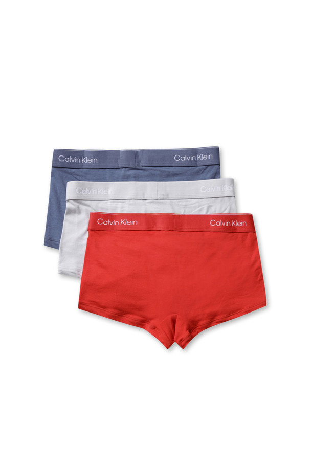 3 팩 로우 라이즈 트렁크 - 빈티지 인디고 / 마이크로 칩 / 몰튼은 부드러운 코튼 소재로 제작되어 편안한 착용감을 제공하는 남성용 속옷입니다. 사계절 내내 활용할 수 있는 베이직한 디자인으로, 로우 라이즈 웨이스트와 캘빈클라인 시그니처 엘라스틱 허리 밴드가 특징입니다. 미니멀, 클래식, 캐주얼 스타일을 선호하는 분들께 추천하며, 집콕룩으로 편안하게 착용하기 좋습니다. 각기 다른 매력의 빈티지 인디고, 마이크로 칩, 몰튼 세 가지 컬러로 구성되어 있습니다. 신축성이 뛰어나 활동성을 높여줍니다.

