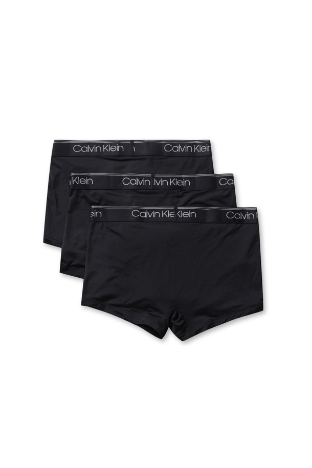 캘빈클라인 시그니처 엘라스틱 허리밴드가 특징인 남성용 3팩 로우 라이즈 트렁크스입니다. 마이크로파이버 소재로 제작되어 사계절 내내 편안하게 착용 가능하며, 신축성 있는 소재로 활동성을 높였습니다. 미니멀, 캐주얼, 클래식 스타일을 추구하는 분들께 추천하며, 집콕룩과 여행룩으로 활용하기 좋습니다. 무지 디자인의 블랙 컬러로 어떤 옷에도 쉽게 매치할 수 있습니다.
