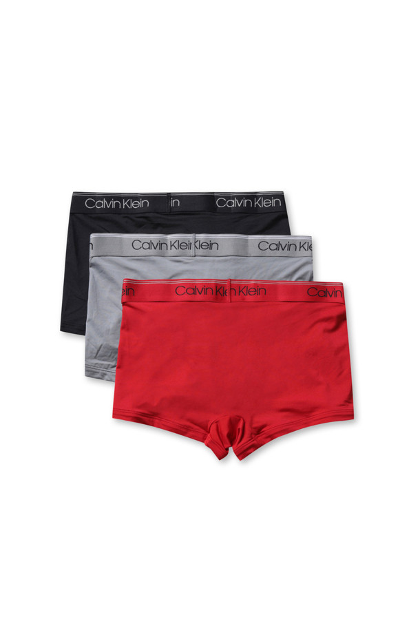 3 팩 로우 라이즈 트렁크 - 블랙 / 마이크로 칩 / 몰튼은 남성용 트렁크스 3팩 세트입니다. 마이크로파이버 소재로 제작되어 사계절 내내 편안하게 착용할 수 있으며, 일상복으로 적합합니다. 블랙, 그레이, 레드 3가지 색상으로 구성되어 다양한 스타일 연출이 가능합니다. 로우라이즈 웨이스트 디자인과 캘빈클라인 시그니처 엘라스틱 허리밴드가 특징이며, 집콕룩, 미니멀, 클래식, 캐주얼 스타일을 선호하는 분들께 추천합니다. 무지 패턴으로 심플하면서도 세련된 느낌을 줍니다.
