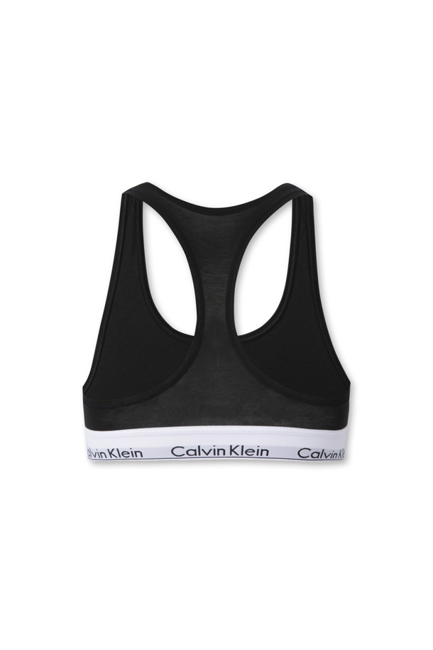 **언라인드 브라렛 - 블랙**

부드러운 컵과 레이서백 디자인으로 편안함을 선사하는 언라인드 브라렛입니다. 캘빈클라인 시그니처 언더밴드가 스타일리시함을 더하며, 신축성 있는 소재로 제작되어 활동성을 높였습니다. 무지 패턴의 블랙 컬러로 어떤 옷에도 매치하기 쉬우며, 집콕룩이나 미니멀, 캐주얼 스타일을 즐겨 입는 여성분들께 추천합니다. 패딩이 없어 자연스러운 착용감을 느낄 수 있습니다. 사계절 내내 활용 가능한 단품 브라렛입니다.
