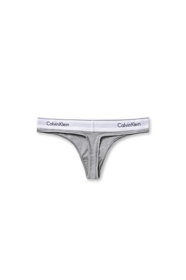 캘빈클라인(Calvin Klein)의 톤(Thong) - Grey Heather 입니다. 부드러운 면 소재로 제작되어 편안한 착용감을 선사하며, 사계절 내내 활용하기 좋습니다. 미디엄 라이즈 디자인에 캘빈클라인 시그니처 엘라스틱 허리 밴드가 특징입니다. 무지 패턴으로 다양한 룩에 매치하기 용이하며, 집콕룩, 동네 마실룩, 여행룩 등 TPO에 구애받지 않고 미니멀, 캐주얼, 클래식 스타일을 연출할 수 있습니다. 여성 속옷으로, 일상에서 편안하게 착용할 수 있는 아이템입니다.
