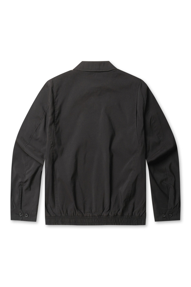 BI-SWING WB-LINED-JACKET - RL BLACK는 남성용 자켓으로, 클래식하고 베이직한 스타일을 연출합니다. 봄, 가을에 착용하기 적합하며, 출근룩, 비즈니스 캐주얼, 모임룩에 활용하기 좋습니다. 블랙 컬러의 무지 디자인에 레귤러 핏으로 제작되었으며, 지퍼형 여밈 방식을 사용했습니다. 포인트 칼라, 버튼 탭 커프스, 사선형 포켓, 내부 포켓, 신축성 있는 헴, 전체 안감, 포니 자수가 특징이며, 안감이 있어 편안한 착용감을 제공합니다. 캐주얼한 코트 타입으로, 미니멀하고 세련된 스타일을 연출할 수 있습니다.
