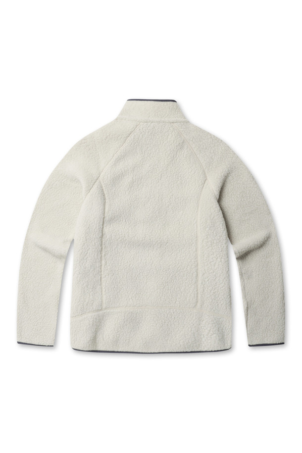 M'S RETRO PILE JACEKT (M'S 레트로 파일 재킷) - PELICAN W/SMOLDER BLUE는 남성용 아우터, 자켓입니다. 베이지와 블루 컬러 조합으로, 일상 및 아웃도어 활동에 적합합니다. 가을, 겨울 시즌에 따뜻하게 착용할 수 있으며 캐주얼, 스포티 스타일을 연출하기 좋습니다. 두꺼운 플리스 소재로 제작되어 부드러운 촉감을 제공하며, 보온 기능과 레귤러핏 디자인, 스탠드 칼라, 래글런 소매, 지퍼 포켓 등의 특징을 갖추고 있습니다. 캠핑룩, 등산룩, 미니멀한 스타일에도 잘 어울립니다.
