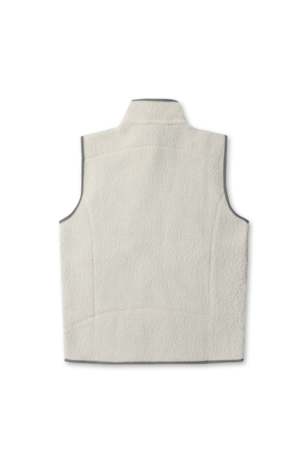 M'S RETRO PILE VEST - 펠리칸은 남성용 베스트로, 베이지와 그레이 색상으로 제공됩니다. 캐주얼하고 스포티한 스타일과 무지 패턴이 특징이며, 가을과 겨울에 일상 및 아웃도어 활동 시 착용하기 좋습니다. 두꺼운 두께감의 부드러운 플리스 소재로 제작되어 따뜻하고 편안한 착용감을 선사하며, 레귤러핏과 스탠드 업 칼라, 래글런 소매 구조, 신축성 트리밍, 리사이클 소재 사용 등의 특징을 갖추고 있습니다. 캠핑룩 연출에도 용이합니다.
