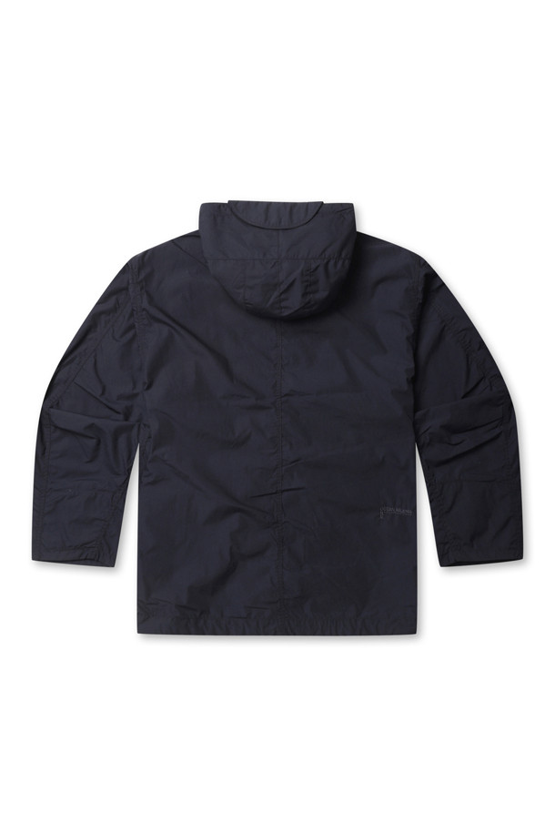 (NANAMICA) 후드 데크 재킷 - 다크 네이비는 봄, 가을 시즌에 적합한 남성용 아우터입니다. 고밀도 혼방사 소재와 발수 가공으로 제작되어 일상생활과 아웃도어 활동 모두에 적합하며, 방수 기능까지 갖춰 실용성을 더합니다. 클래식, 캐주얼, 고프코어 스타일을 아우르는 디자인으로, 여행룩, 캠핑룩, 등산룩 등 다양한 TPO에 활용 가능합니다. 오버핏의 레귤러 기장으로 편안한 착용감을 선사하며, 집업 방식과 후드 디자인으로 간편하게 스타일을 연출할 수 있습니다. 다크 네이비 컬러의 무지 패턴은 어떤 옷에도 쉽게 매치되어 활용도를 높입니다.
