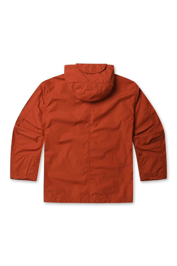 (NANAMICA) 후드 덱 재킷 - 오렌지입니다. 발수 기능이 있는 혼방 소재로 제작되어 일상생활에서 활용하기 좋습니다. 오버핏으로 디자인되어 편안한 착용감을 선사하며, 클래식하고 미니멀한 스타일을 연출합니다. 긴소매와 후드 디테일이 특징이며, 무지 패턴의 오렌지 컬러로 포인트를 더했습니다. 덱 재킷 특유의 디자인으로 독특한 분위기를 자아냅니다.
