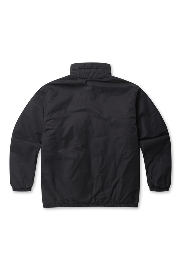 (NANAMICA) 리버서블 인슐레이션 재킷은 남성용 아우터로, 가을과 겨울에 착용하기 좋은 두꺼운 두께감의 블랙 컬러 인슐레이션 재킷입니다. 미니멀하고 스포티한 스타일을 연출하며, 출근룩과 여행룩에 모두 활용하기 좋습니다. 겉면은 리사이클 나일론 트윌, 안감은 리사이클 나일론 립스탑 소재로 제작되었으며, PRIMALOFT® Black Insulation 충전재를 사용하여 보온성을 높였습니다. 오버핏으로 편안하게 착용 가능하며, 레귤러 기장의 긴 소매와 집업 여밈 방식, 리버서블 코트 타입으로 다양한 스타일을 연출할 수 있습니다.
