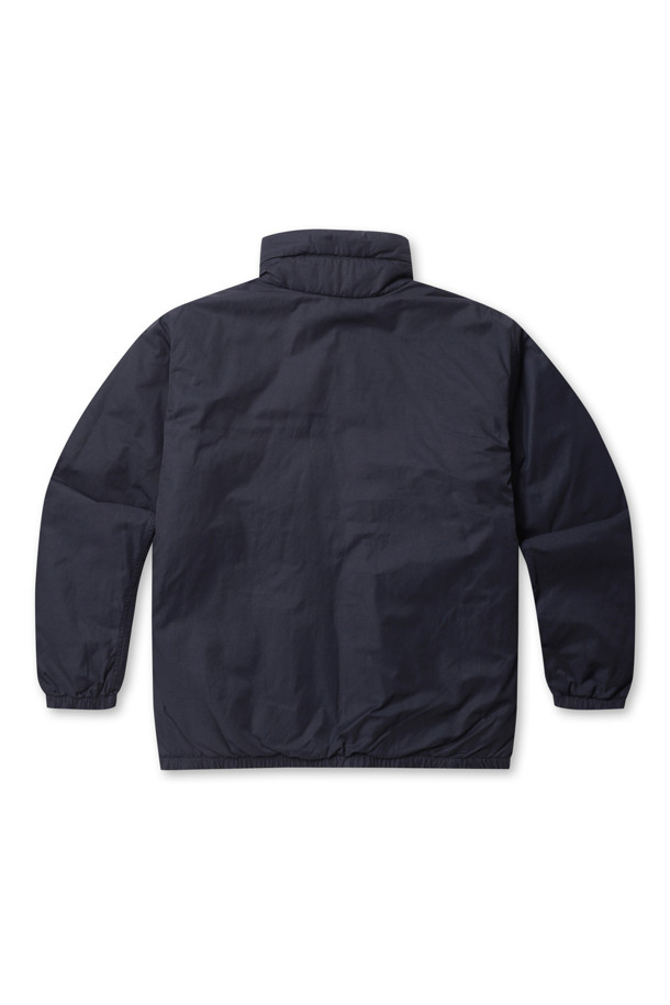 (NANAMICA) 리버서블 인슐레이션 재킷 - 네이비는 캐주얼, 스포티, 미니멀 스타일을 추구하는 남성 고객을 위한 아우터입니다. 가을과 겨울에 적합하며, 여행룩과 캠핑룩에 활용하기 좋습니다. 넉넉한 오버핏에 집업 스타일로 편안하게 착용할 수 있으며, 네이비 컬러의 무지 디자인으로 어떤 옷에도 잘 어울립니다. 리사이클 소재를 사용하고 프리마로프트 충전재로 제작되어 보온성과 경량성을 동시에 갖춘 두꺼운 두께의 재킷입니다. 긴 소매 기장의 리버서블 코트 타입으로 다양한 스타일 연출이 가능합니다.
