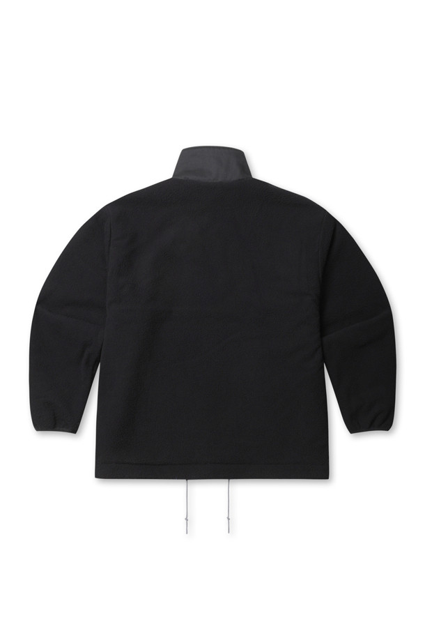 (NANAMICA) 리버서블 도크 재킷 - 블랙은 가을, 겨울 시즌에 어울리는 남성용 아우터입니다. 캐주얼, 미니멀, 클래식 스타일을 아우르며, 일상복으로 활용하기 좋습니다. 블랙 컬러의 무지 디자인에 오버핏으로 제작되었으며, 두꺼운 두께감과 부드러운 촉감이 특징입니다. 리버서블 코트 타입으로 비불소계 발수 가공 및 리사이클 소재를 사용하여 기능성과 친환경성을 모두 갖추었습니다. 밑단 어드저스터와 긴 소매, 집업 여밈 방식으로 편안한 착용감을 제공합니다.
