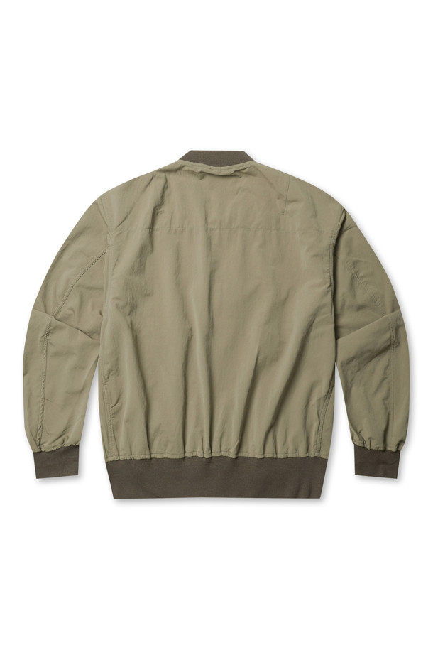 (NANAMICA) 알파드라이 필드 재킷 - 토프는 봄, 가을에 어울리는 남성용 필드 재킷입니다. 부드러운 촉감의 나일론 소재로 제작되었으며, 얇은 두께감과 신축성으로 편안한 착용감을 제공합니다. 캐주얼, 미니멀, 워크웨어 스타일을 즐기는 분들께 추천하며, 일상 및 봄 소풍, 캠핑룩에 활용하기 좋습니다. 오버핏 디자인에 집업 여밈 방식과 긴 소매 기장으로, 다양한 스타일 연출이 용이합니다. 토프 컬러의 무지 디자인으로 어떤 옷에도 쉽게 매치할 수 있습니다.
