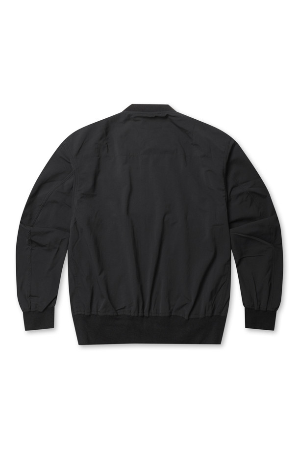 (NANAMICA) 알파드라이 필드 재킷 - 블랙은 캐주얼, 미니멀, 클래식 스타일을 아우르는 남성용 필드 재킷입니다. 봄, 가을 시즌에 적합하며, 얇고 부드러운 나일론 소재로 제작되어 편안한 착용감을 선사합니다. 집업 스타일의 레귤러 기장으로, 오버핏 실루엣과 신축성 있는 소재가 활동성을 높여줍니다. 출근룩과 여행룩에 모두 잘 어울리며, 컴팩트한 칼라 립, 소매 및 밑단 싱글 립 디테일이 특징입니다. 블랙 색상의 무지 디자인으로 다양한 스타일 연출이 용이합니다.
