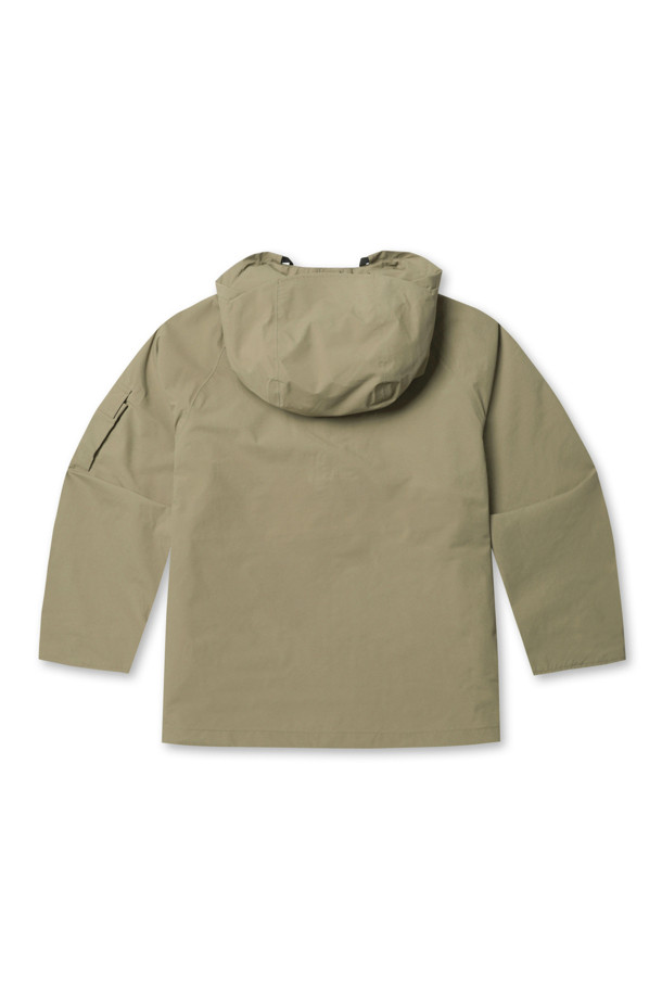 (NANAMICA) 2L 나일론 고어텍스 크루저 재킷은 남성용 아우터로, 일상과 아웃도어 활동 모두에 적합합니다. 카키 베이지 색상의 무지 디자인이며, 봄, 가을, 겨울 세 계절 모두 착용 가능합니다. 레귤러핏으로 제작되었으며, 지퍼형 여밈 방식을 채택했습니다. 나일론과 고어텍스 소재를 사용하여 방수, 투습 기능을 갖췄으며, 밀리터리 스타일의 두꺼운 재킷입니다. 여행, 캠핑, 등산 시 캐주얼, 고프코어 및 워크웨어 스타일로 연출하기 좋습니다.
