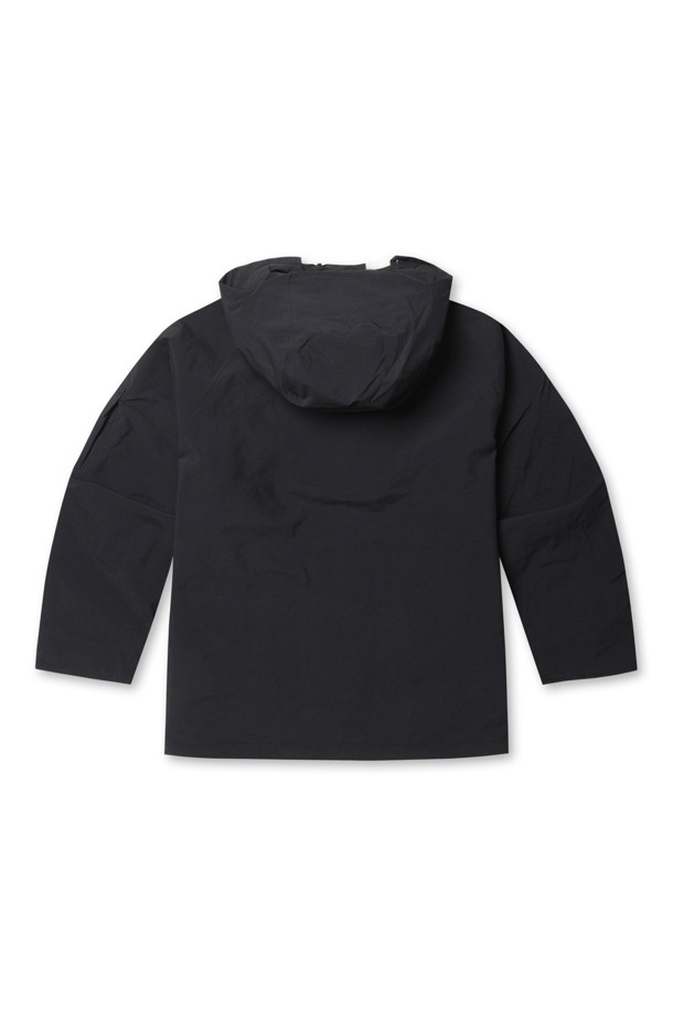 (NANAMICA) 2L 나일론 고어텍스 크루저 재킷 - 블랙은 남성용 아우터로, 일상과 아웃도어 활동 모두에 적합합니다. 봄, 가을, 겨울 계절에 착용 가능하며, 밀리터리와 아웃도어 스타일을 결합한 디자인입니다. 블랙 색상의 무지 패턴에 레귤러 핏, 집업 여밈 방식을 갖춘 크루저 코트 타입의 재킷입니다. 2층 ePE 고어텍스 fabrics, 리사이클 나일론 겉감, 오가닉 코튼/쿨맥스 안감, 비불소 방수투습 멤브레인, 발수 가공, 심테이프 가공 등을 특징으로, 방수, 투습, 발수 기능을 제공합니다. 출근룩과 여행룩, 미니멀, 클래식, 고프코어 스타일을 즐기는 분들에게 추천합니다.
